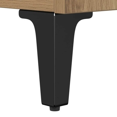 Pé de móvel preto em metal fixado a móvel de madeira clara