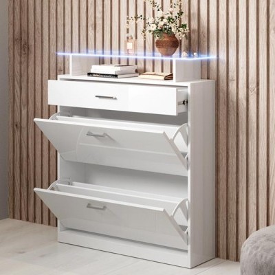 Móvel arrumação branco com portas basculantes e gaveta junto a parede de madeira