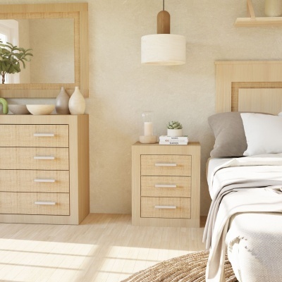 Quarto com móveis de madeira clara, cómoda, mesa de cabeceira, candeeiro pendente e cama arrumada