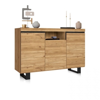 Móvel de madeira carvalho com portas, gaveta e pés pretos, com decoração abstrata e vasos no topo.