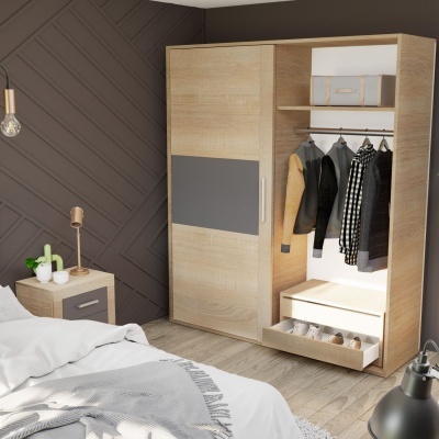 Roupeiro de madeira clara com porta deslizante cinza e interior organizado, ao lado de cama e mesa de cabeceira