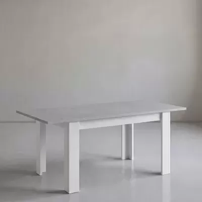 Mesa retangular com tampo cinza e pernas brancas em fundo cinza