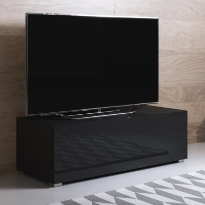 Televisor preto e móvel baixo preto em ambiente com chão de madeira claro e tapete cinza e branco.