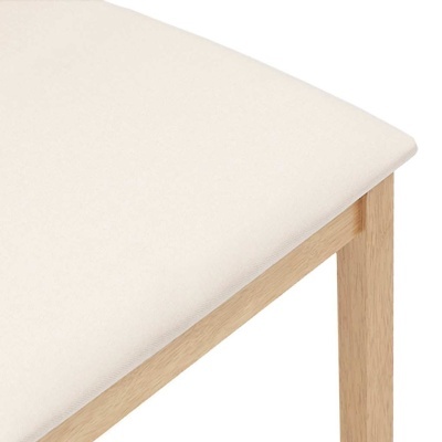 Assento de cadeira em tecido branco com estrutura de madeira clara