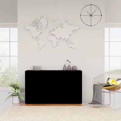 Móvel preto minimalista com decoração, mapa-múndi branco e relógio de parede numa sala moderna