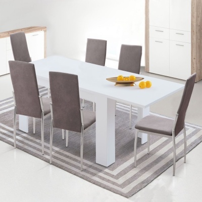 Conjunto de mesa de jantar branca com seis cadeiras cinzentas em ambiente minimalista