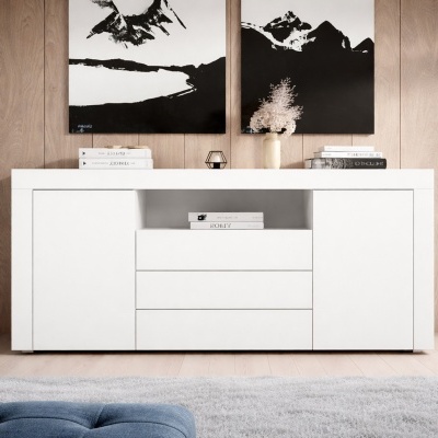 Aparador branco com decoração minimalista e quadros modernos na parede
