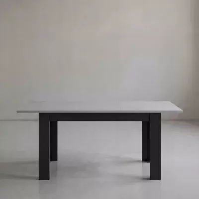 Mesa retangular cinza claro e preta num ambiente interior simples