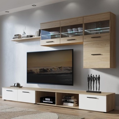 Móvel de sala com armário de madeira clara, portas de vidro, base branca e TV montada na parede cinza.