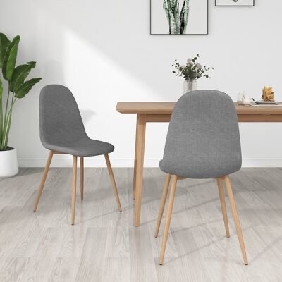 Duas cadeiras cinzentas com pernas de madeira junto a uma mesa de madeira clara