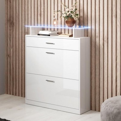 Móvel branco lacado com gaveta e portas, em ambiente com parede ripada de madeira e chão claro