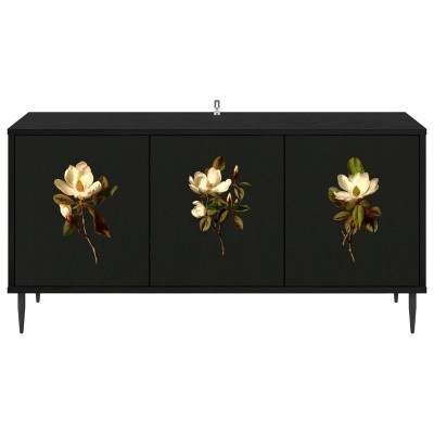 Aparador preto com três portas e flores