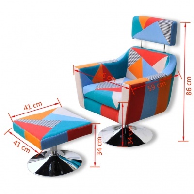 Cadeira giratória com estofado patchwork colorido e base metálica cromada, com apoio para os pés correspondente.