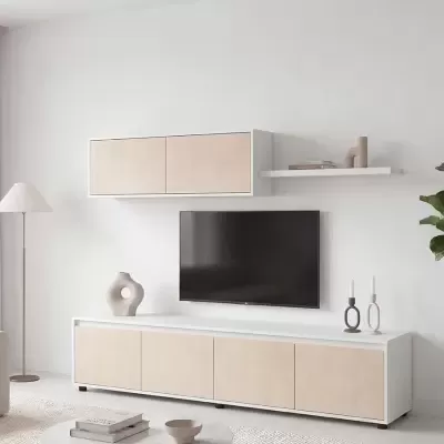 Móvel de TV branco com portas em madeira clara e decoração minimalista