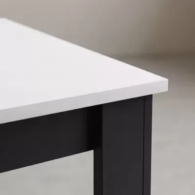 Mesa branca com pernas pretas simples e modernas