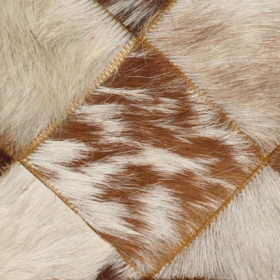 Tapete de pele com padrão em tons castanhos e brancos, textura de pelos curtos.