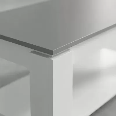 Mesa moderna cinzenta com estrutura branca e prateleira inferior