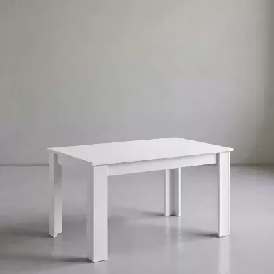 Mesa de jantar retangular branca em ambiente com piso cinzento