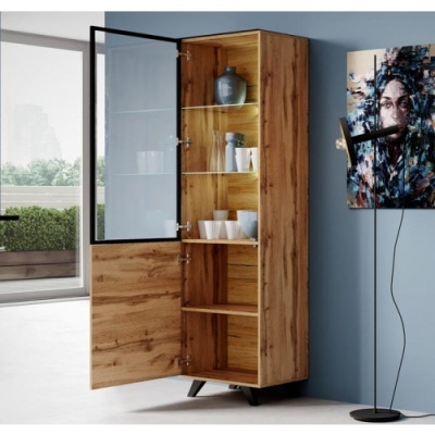 Móvel alto em madeira com porta de vidro aberto, prateleiras com copos e jarra