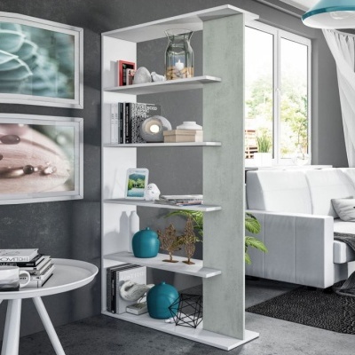 Estante branca vertical com livros, vasos azuis, jarra de vidro e objetos decorativos numa sala moderna