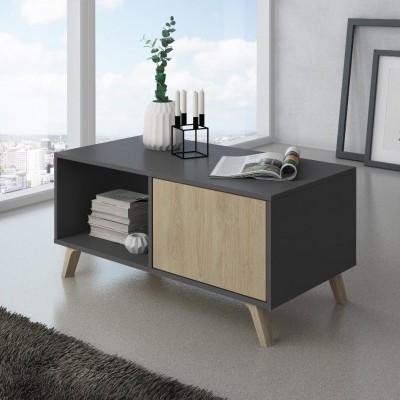 Móvel de centro cinza com porta de madeira e decoração com vaso, castiçal e revistas