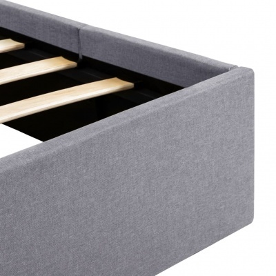 Cama estofada cinzenta com ripas de madeira