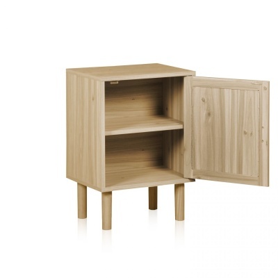Armário baixo de madeira clara com porta aberta mostrando prateleira interior