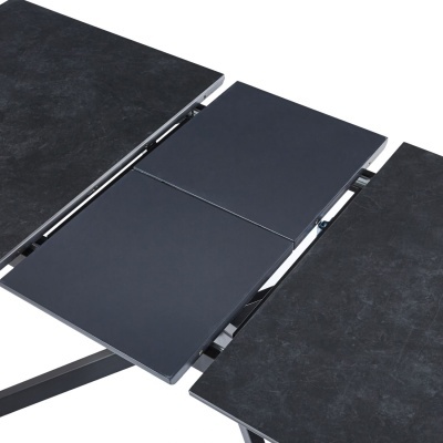 Mesa extensível preta com tampo dividido e mecanismo de extensão.