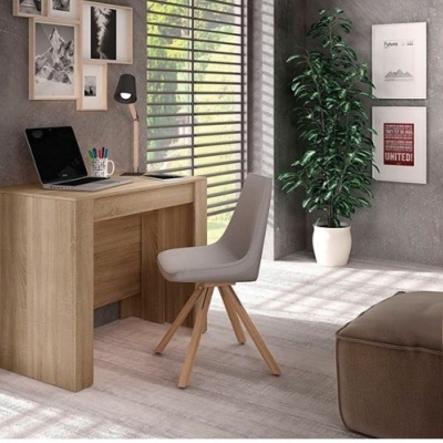 Espaço de trabalho com secretária de madeira clara, cadeira cinza, computador portátil e decoração interior moderna