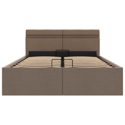 Cama dupla estofada castanha com ripas de madeira e armações metálicas pretas.