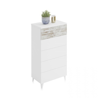 Cómoda branca com gaveta superior com padrão de madeira desgastada e objetos decorativos no topo