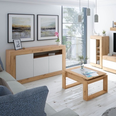 Sala de estar com mobiliário em madeira clara e branco, arte abstrata e janela ampla