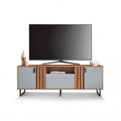 Móvel de TV de madeira clara com portas cinzentas e televisão de ecrã plano.