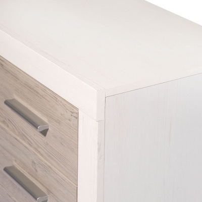 Comoda de madeira clara com três gavetas e puxadores metálicos