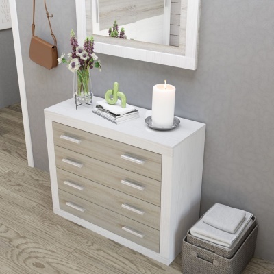 Cómoda branca com gavetas de madeira clara decorada com flores e vela num ambiente interior.