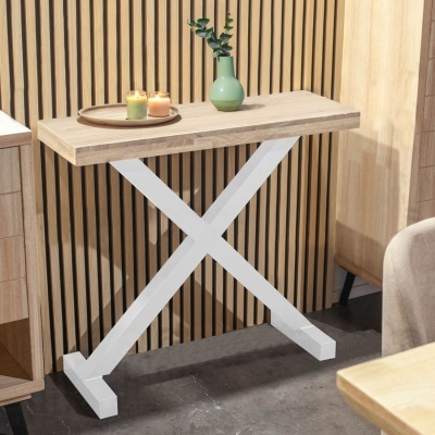 Consola com tampo em madeira clara e base metálica branca em ambiente interior com parede de madeira e decoração