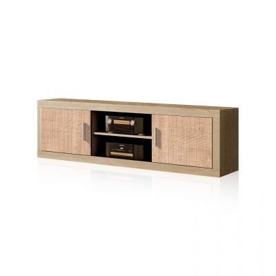 Móvel de madeira para TV com portas trançadas e compartimentos centrais abertos