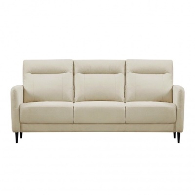 Sofá de três lugares bege com pernas escuras e almofadas