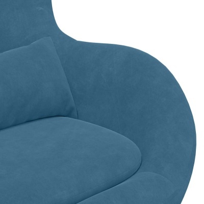 Sofá azul com almofada e design arredondado