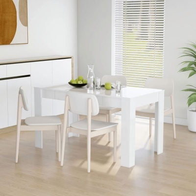 Mesa de jantar branca com quatro cadeiras claras num espaço interior minimalista
