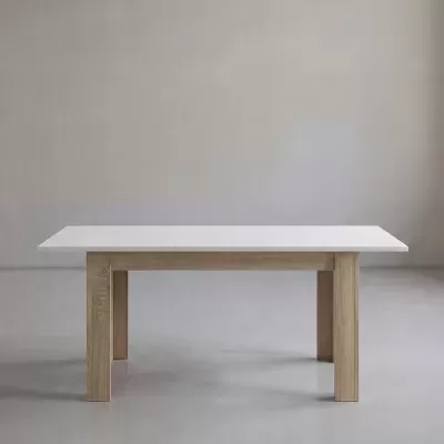 Mesa de jantar retangular com tampo branco e estrutura em madeira clara