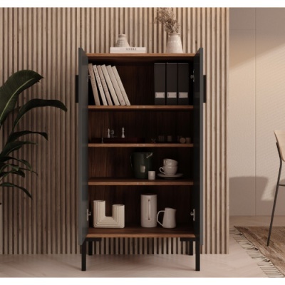 Móvel de madeira escura com prateleiras e diversos objetos decorativos