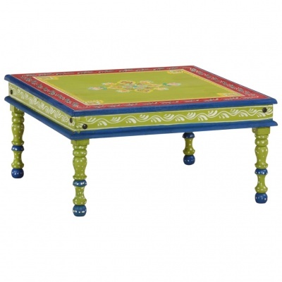 Mesa baixa quadrada de madeira pintada com padrões florais e geométricos em verdes, azuis e vermelho.