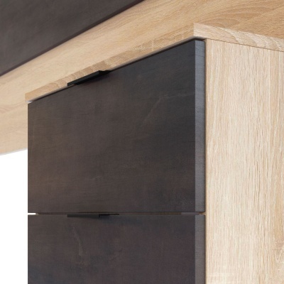 Móvel em madeira com gavetas escuras e estrutura clara