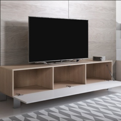 Móvel de TV em madeira clara com três compartimentos e frente branca, televisão preta em cima