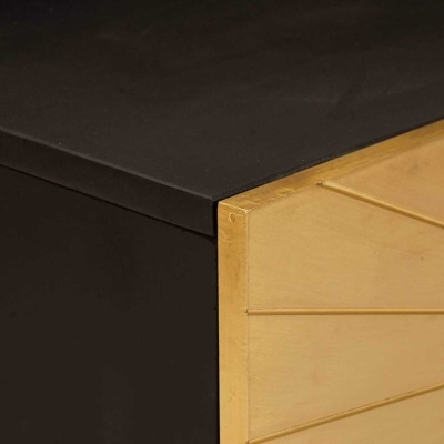 Canto de móvel preto com frente em madeira clara com ranhuras