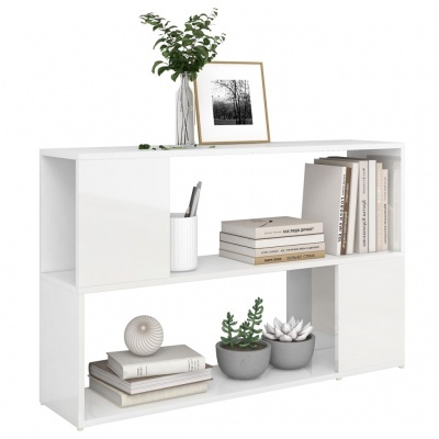 Estante branca decorada com livros, plantas e porta-retratos