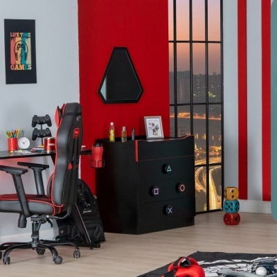 Quarto moderno com cadeira gaming preta e vermelha e cómoda preta com puxadores em forma de botões PlayStation