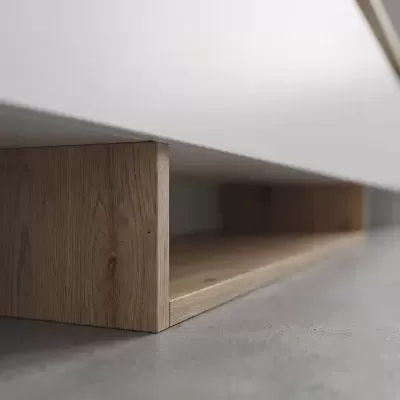 Base de móvel em madeira clara com superfície branca e chão cinzento