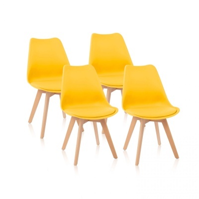 Conjunto de quatro cadeiras amarelas com pernas de madeira